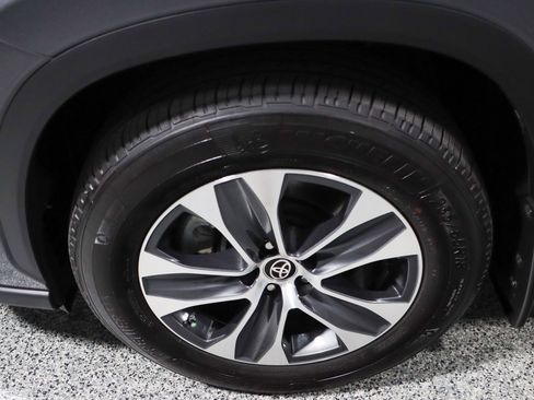 Used 2024 Toyota Highlander XLE image 11