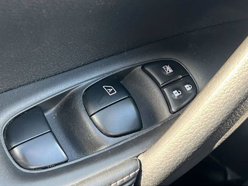 Used 2020 Nissan Rogue SV FWD image 18