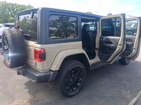 Used 2022 Jeep Wrangler Unlimited Sahara w/ Cold Weather Group AWD/4WD image 21