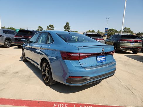 Used 2025 Volkswagen Jetta SE w/ Sunroof Package FWD image 5