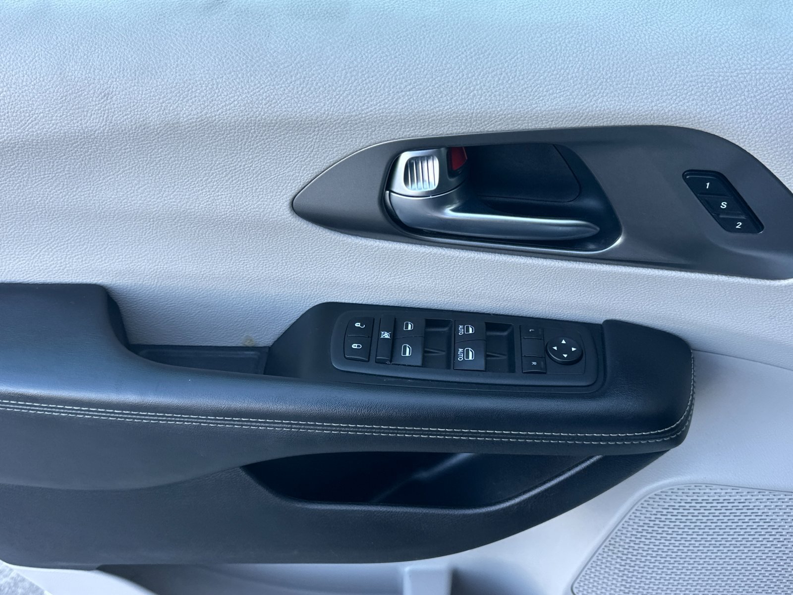 Used 2022 Chrysler Pacifica Touring-L FWD image 11