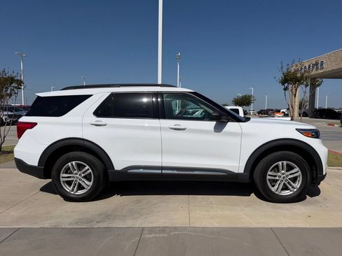 Used 2023 Ford Explorer XLT AWD/4WD image 18