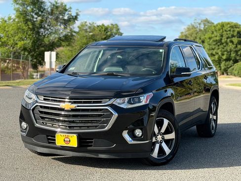 Used 2019 Chevrolet Traverse LT w/ LT Premium Package AWD/4WD image 3