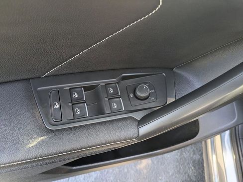 Used 2023 Volkswagen Tiguan SE R-Line image 15