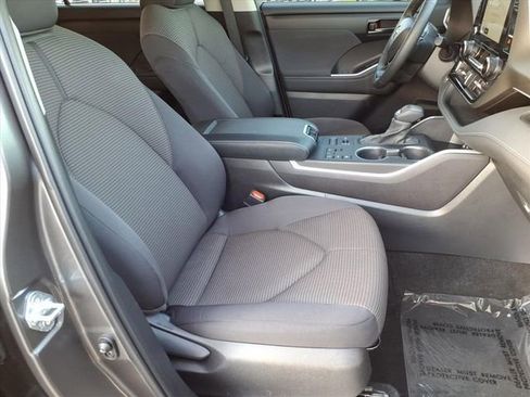 Used 2024 Toyota Highlander LE AWD/4WD image 25