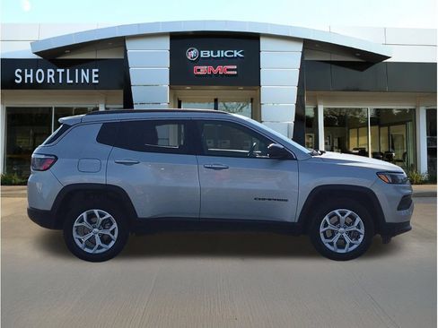 Used 2024 Jeep Compass Latitude AWD/4WD image 2