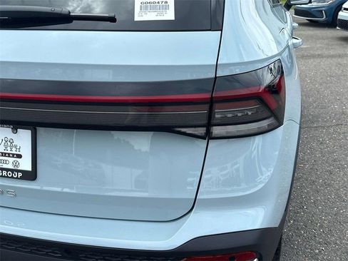 New 2025 Volkswagen Taos SE FWD image 9