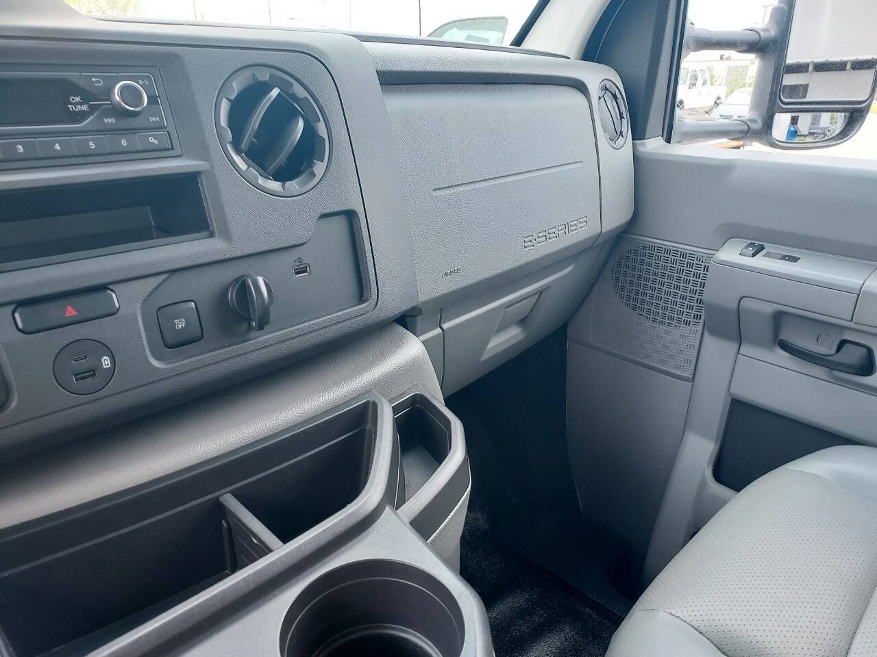 Used 2022 Ford E-450 and Econoline 450 Super Duty w/ Power Windows & Locks Group RWD image 17