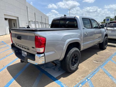Used 2017 Toyota Tacoma SR5 w/ Tow Package RWD image 3