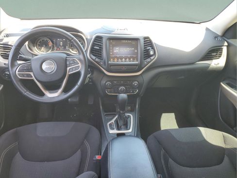 Used 2017 Jeep Cherokee Latitude FWD image 8