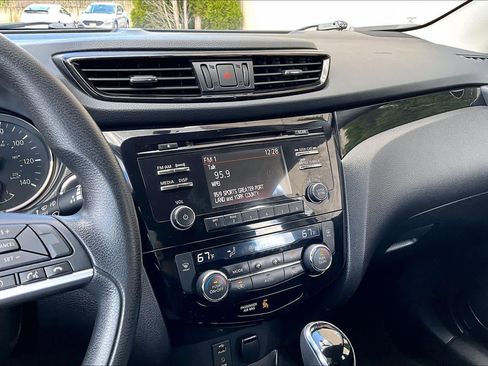 Used 2018 Nissan Rogue Sport SV AWD/4WD image 7