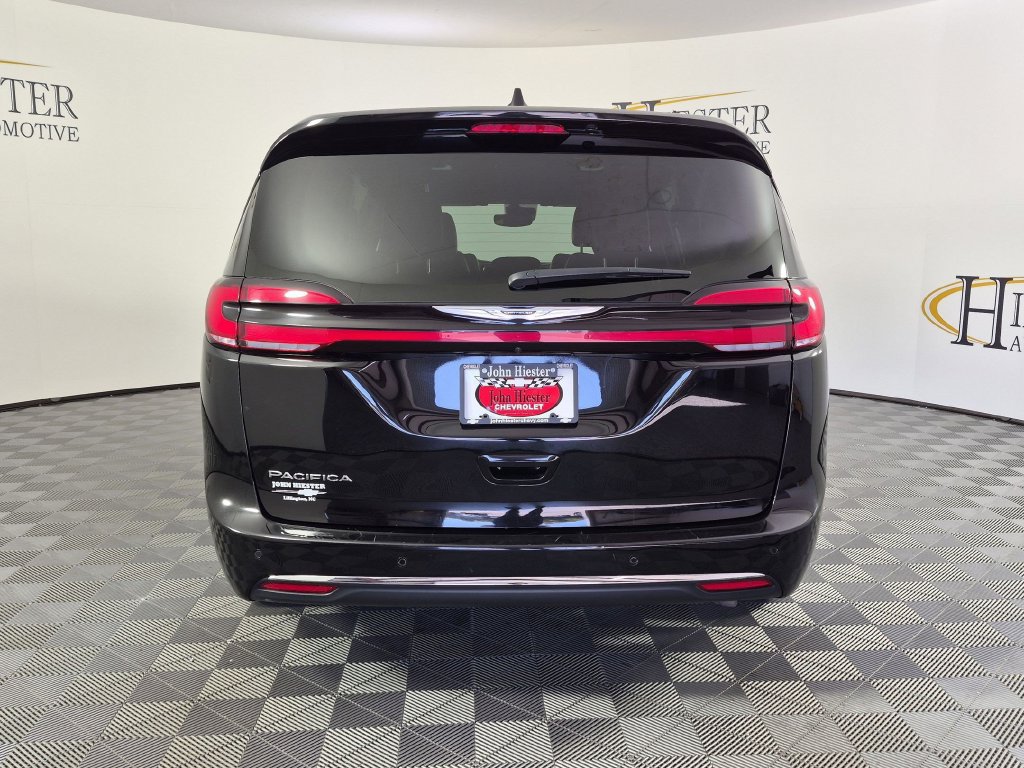 Used 2025 Chrysler Pacifica Select FWD image 5