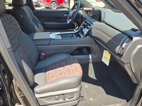 New 2025 Nissan Armada Platinum Reserve image 5