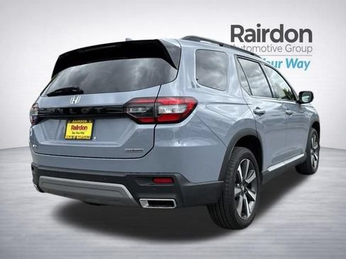Used 2025 Honda Pilot Touring image 7