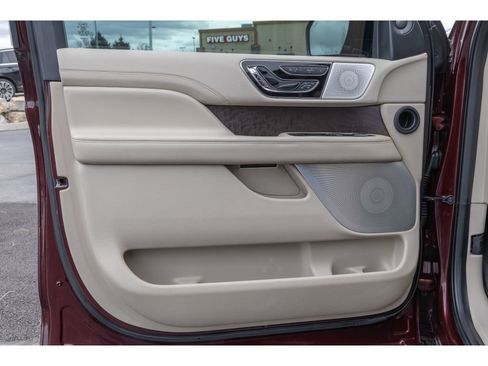 Used 2020 Lincoln Navigator Reserve image 19