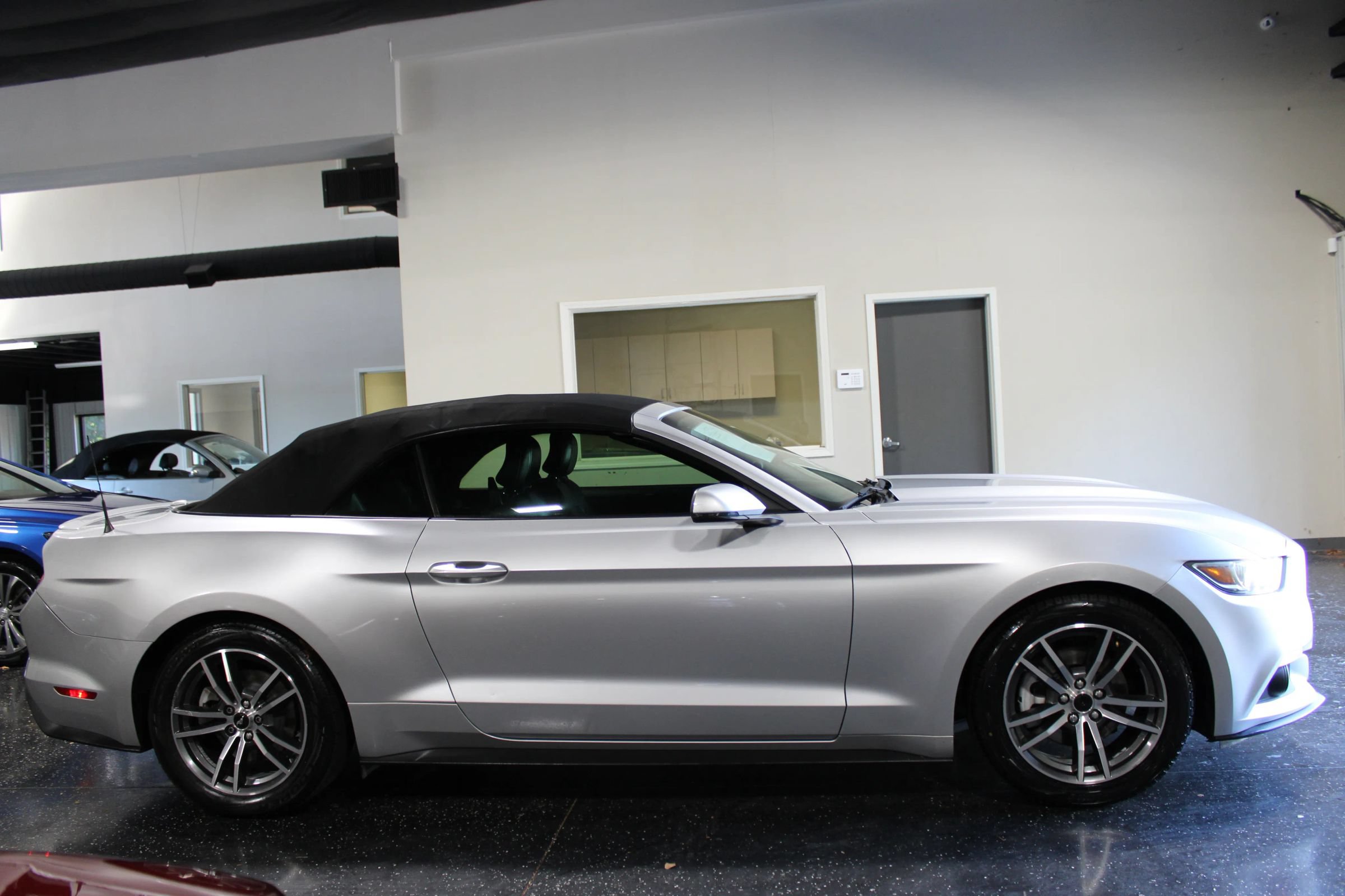 Used 2016 Ford Mustang Convertible RWD image 3