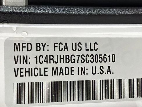 Used 2025 Jeep Grand Cherokee Limited w/ Black Appearance Package image 34