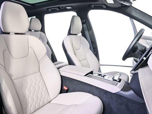 Certified 2025 Volvo XC90 B6 Plus image 26