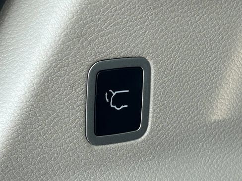 Used 2023 Chrysler Pacifica Touring-L FWD image 34