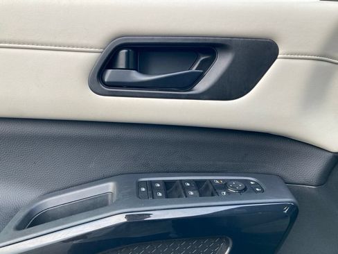 Used 2025 Nissan Pathfinder SV AWD/4WD image 13
