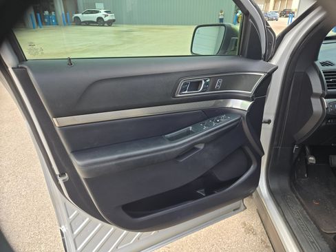 Used 2019 Ford Explorer XLT w/ Equipment Group 202A FWD image 12