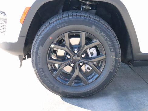 New 2025 Jeep Grand Cherokee Altitude image 18