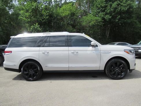 Used 2024 Lincoln Navigator L Reserve AWD/4WD image 2