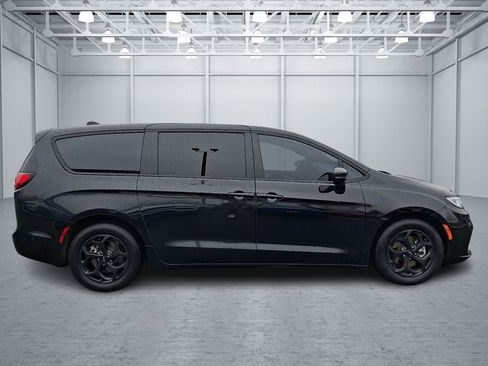 Used 2023 Chrysler Pacifica Limited w/ S Appearance Package image 6