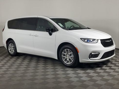 New 2026 Chrysler Pacifica Select image 2