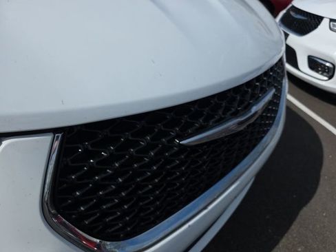 Used 2025 Chrysler Pacifica Select w/ Uconnect Theater Family Group image 27