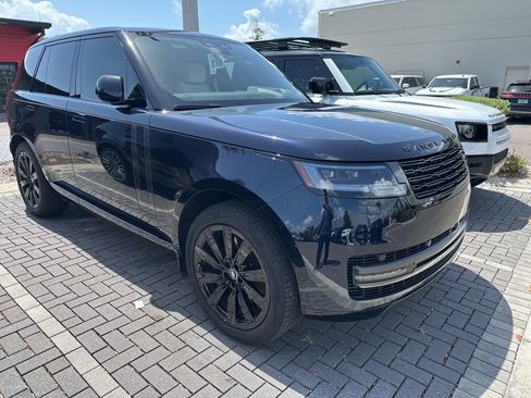 Used 2025 Land Rover Range Rover SE AWD/4WD image 3