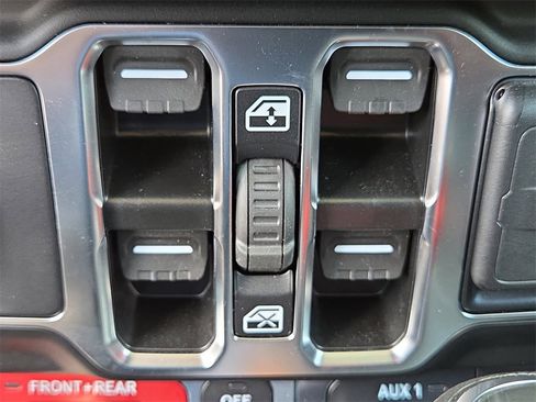 Certified 2025 Jeep Gladiator Rubicon w/ Safety Group image 25