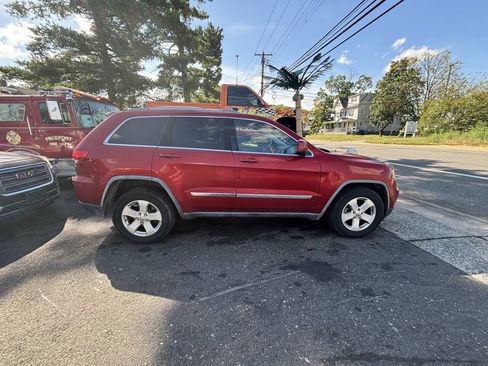 Used 2011 Jeep Grand Cherokee Laredo image 3