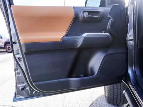 Used 2020 Toyota Tacoma SR5 w/ Phone Cable & Charge Package image 18