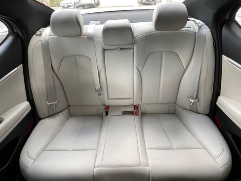 Used 2025 Genesis G70 2.5T image 38