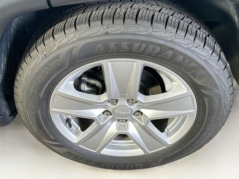 Used 2022 Jeep Compass Latitude FWD image 11