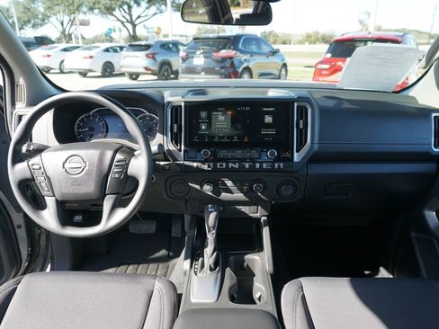 Used 2025 Nissan Frontier SV image 21