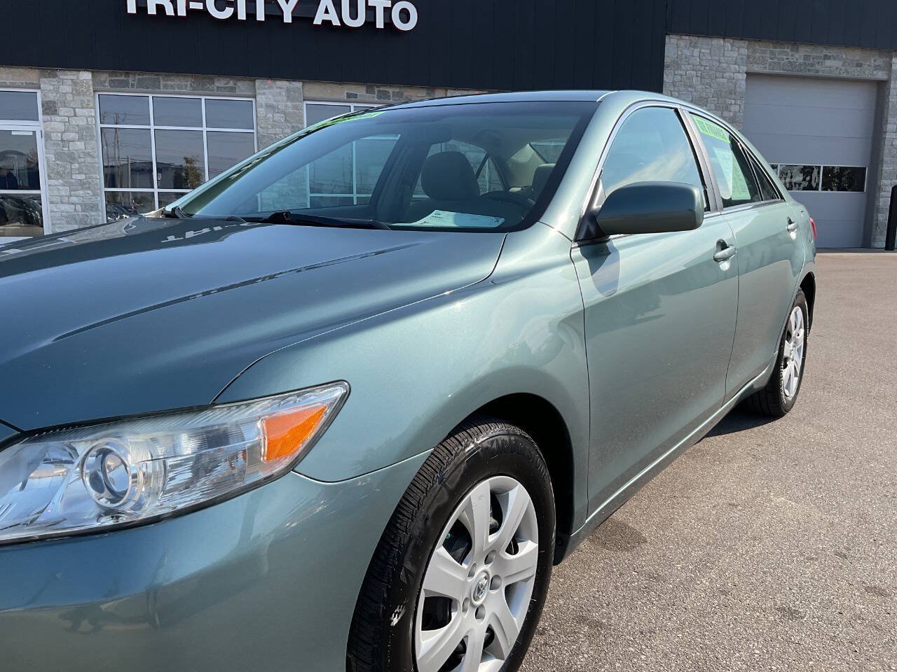 Used 2011 Toyota Camry LE FWD image 2