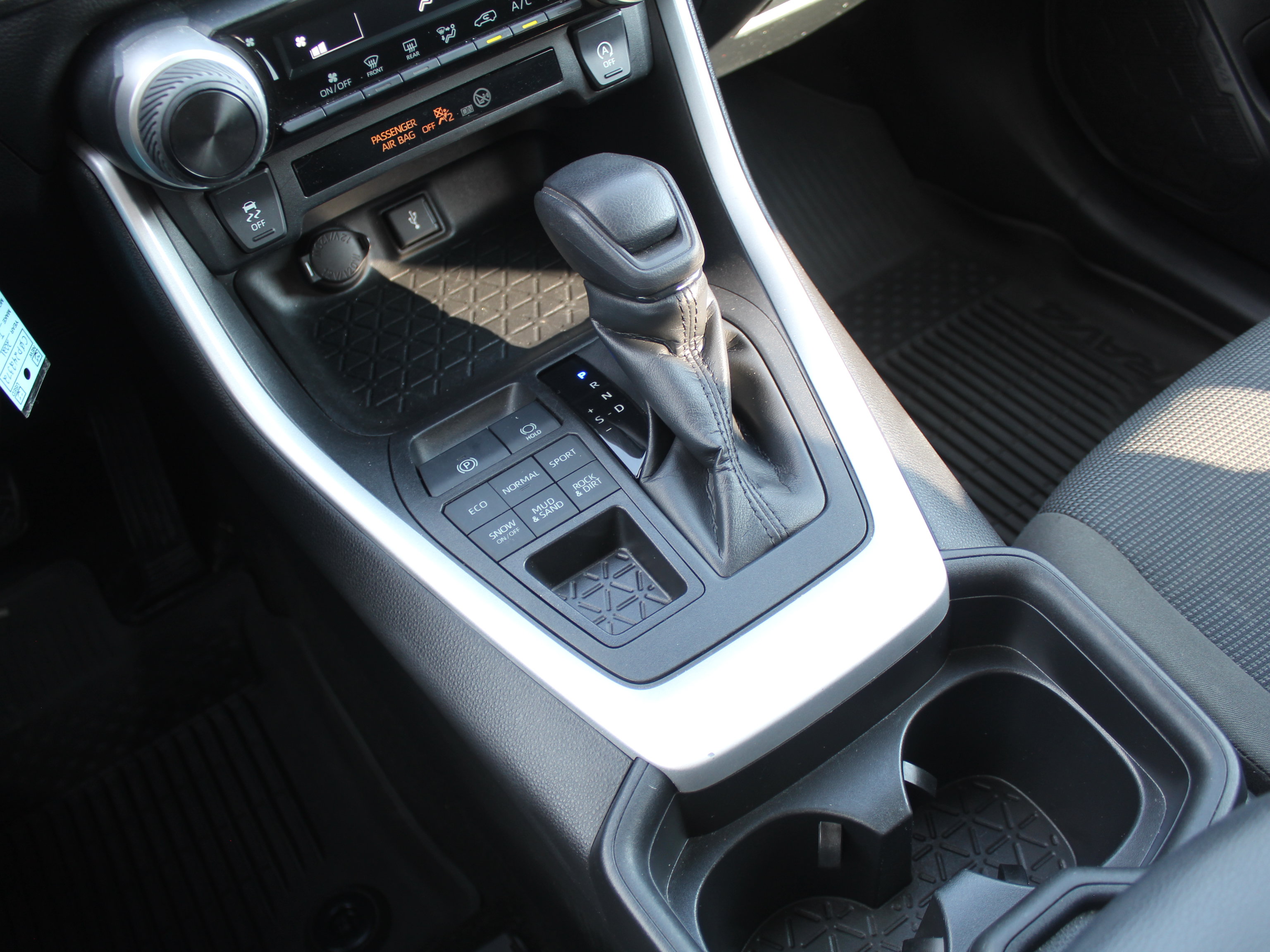 Used 2021 Toyota RAV4 LE AWD/4WD image 9