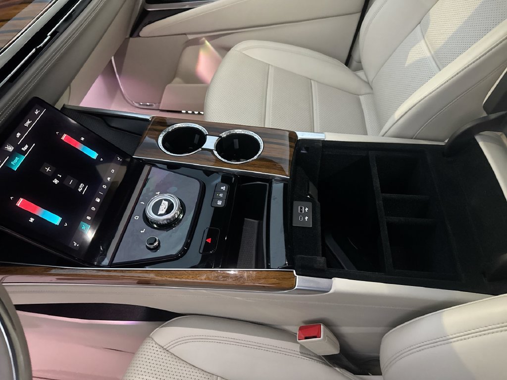 Used 2025 Cadillac Escalade Premium Luxury Platinum w/ LPO, Floor Liner Package AWD/4WD image 24