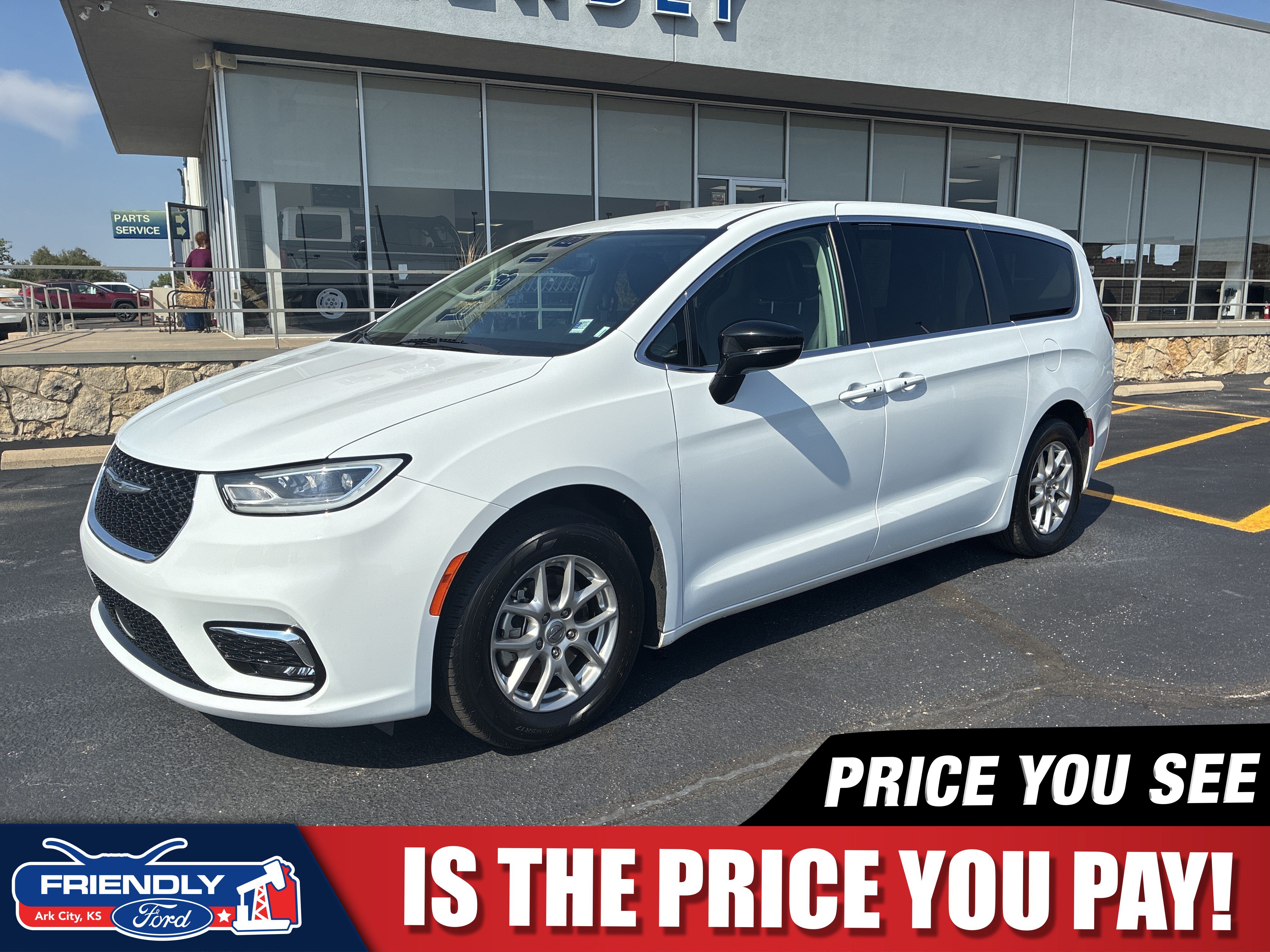Used 2024 Chrysler Pacifica Touring-L FWD image 1