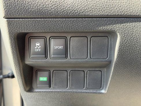 Used 2016 Nissan Rogue SV image 32