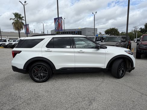 Used 2025 Ford Explorer ST-Line w/ ST-Line Street Pack AWD/4WD image 4