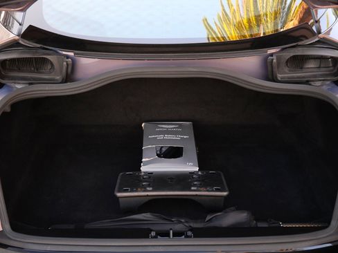 Used 2023 Aston Martin DB11 Coupe image 18