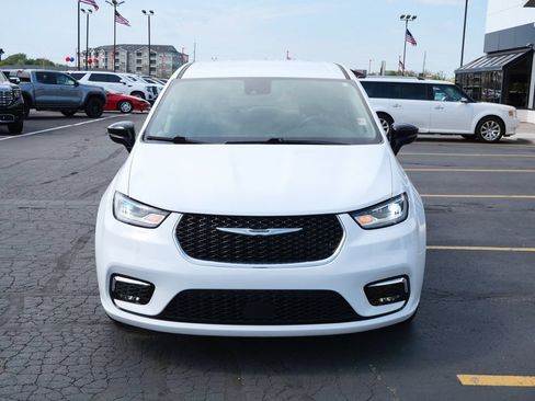 Used 2024 Chrysler Pacifica Touring-L FWD image 4