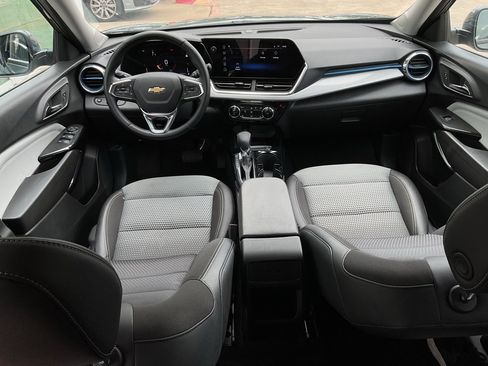 Used 2025 Chevrolet Trax LT w/ LT Convenience Package image 19