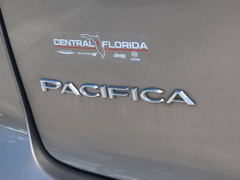 Used 2018 Chrysler Pacifica Touring-L FWD image 13
