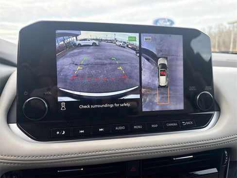 Used 2023 Nissan Rogue SL w/ SL Premium Package image 16