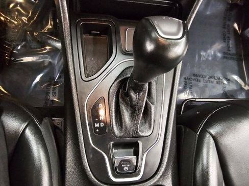 Used 2019 Jeep Cherokee Latitude Plus w/ Comfort/Convenience Group FWD image 28