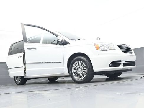 Used 2015 Chrysler Town & Country Touring-L w/ Driver Convenience Group FWD image 50